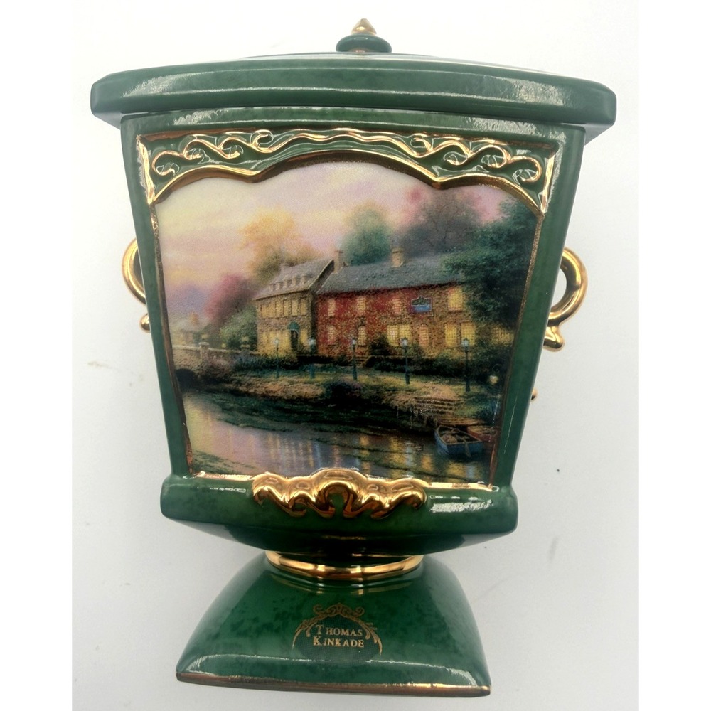 Thomas Kinkade Lamplight Inn,  Stroll Through Lamplight Village Music Box